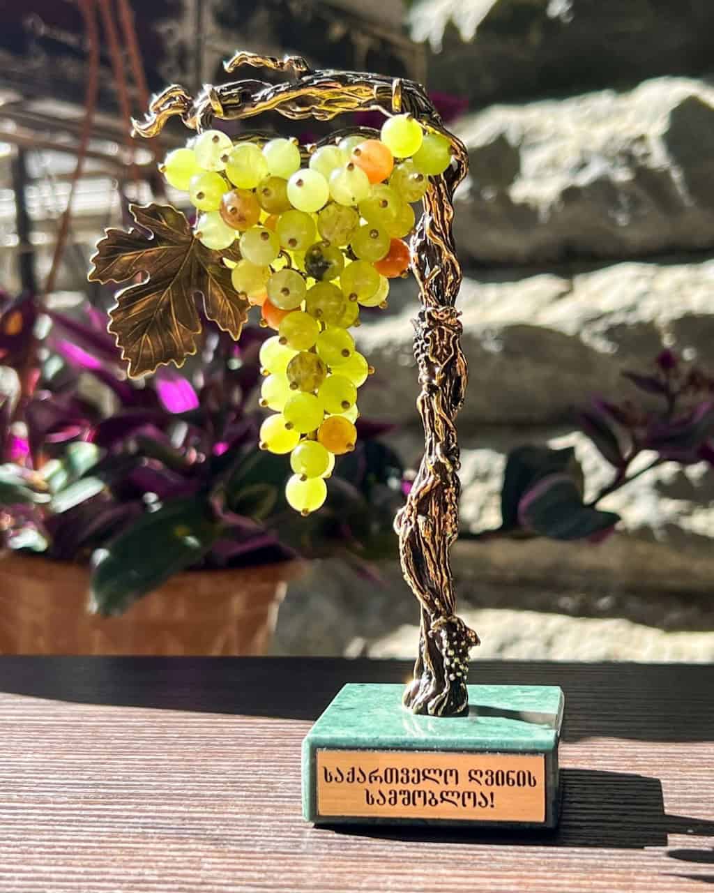 ბრინჯაოს სუვენირი "ვაზი და ყურძნის მტევანი მწვანე"